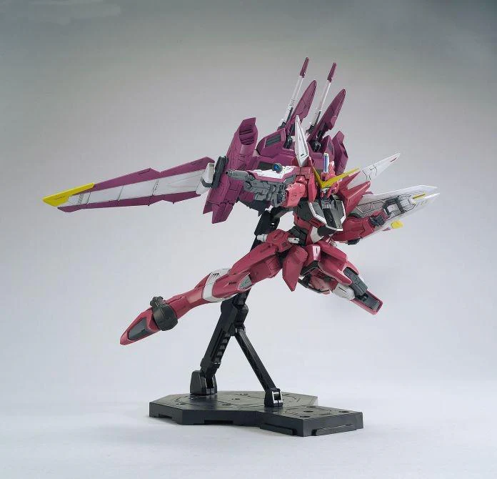 Bandai Gundam Model Kit: MG (Master Grade) 1/100 - "Gundam SEED" - ZGMF-X09A Justice - Image 6