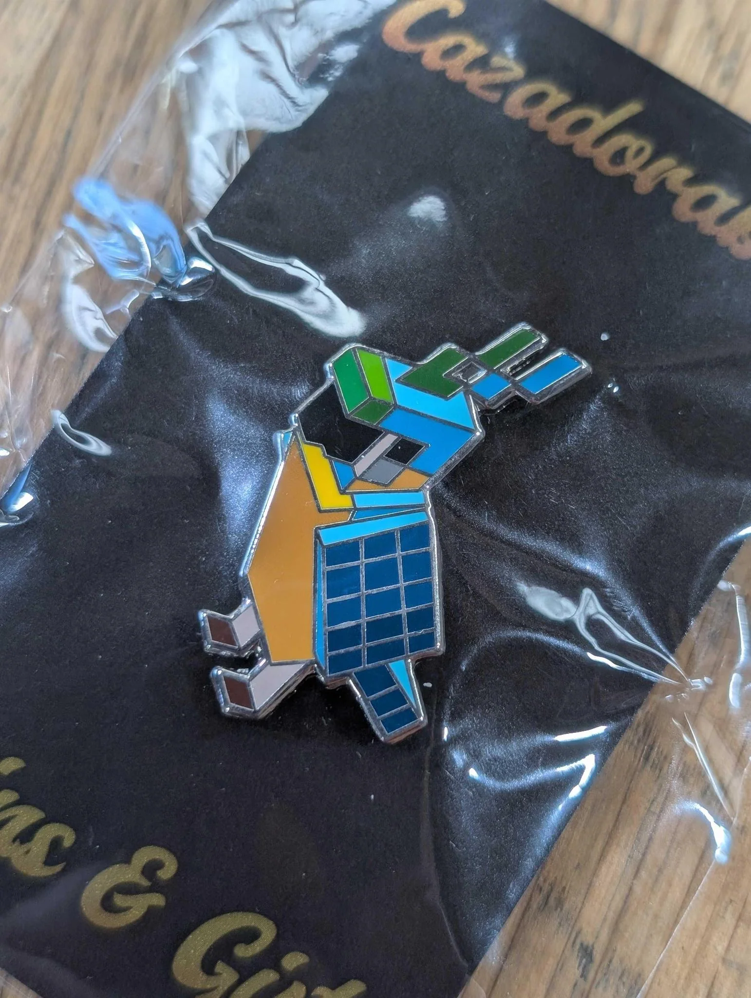 Cazadorable Pins & Gifts: Minecraft Parrot Enamel Pin - Image 2
