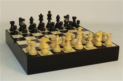 Chess - Black French Chessmen on Black/Maple Chest