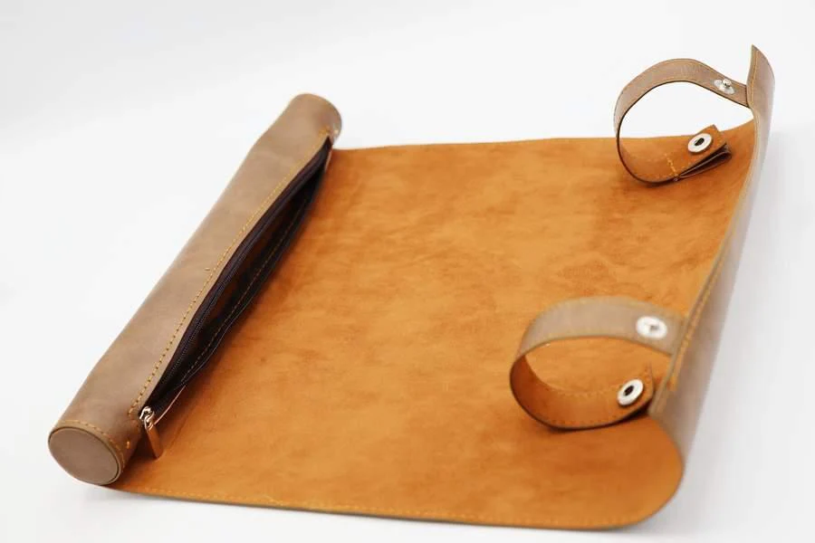 Foam Brain Games: Leatherette Roll-Up Dice Mat